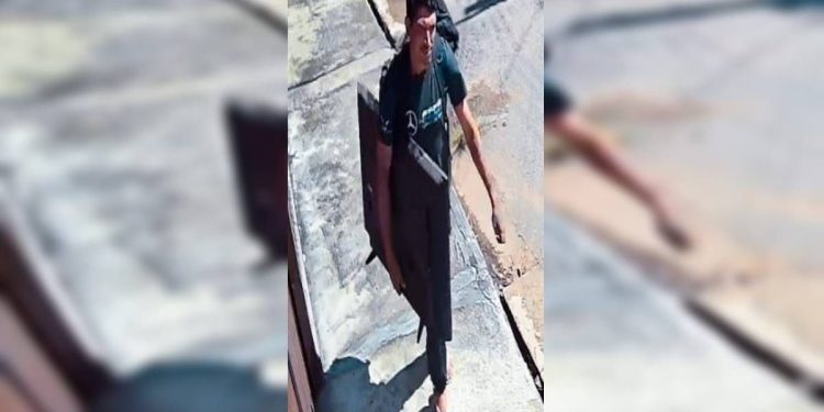Ladrão cara de pau invade casa no DF e sai andando calmamente com TV furtada