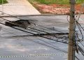 Rompimento de esgoto abre cratera em rua de Águas Claras