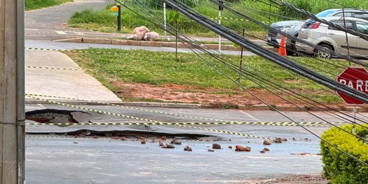 Rompimento de esgoto que causou cratera interdita via em Águas Claras. Veja vídeo