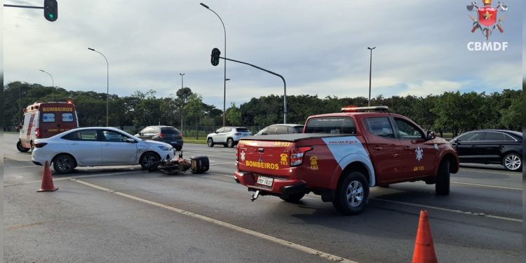 Trânsito fica parado no Eixo Monumental após acidente com feridos. Vídeo