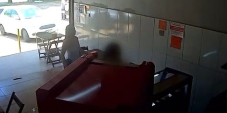 Mulher descontrolada invade lanchonete no DF e esfaqueia ex-namorado. Veja vídeo