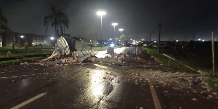 Caminhão atinge fiação, derruba 4 postes e deixa via no DF interditada. Veja vídeo