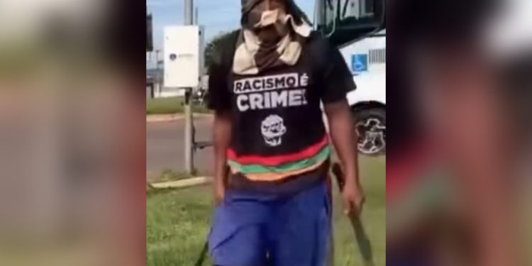 Ambulante é ameaçado por artista de rua com facões e leva soco na cara. Veja vídeo