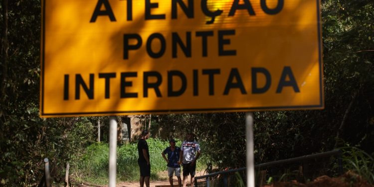 Queda de ponte no DF obriga moradores a pegar desvio de 23 km. Veja vídeo