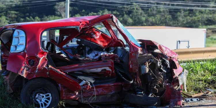 Testemunha mostra carros e caminhão destruídos após acidente na Epia. Veja vídeo