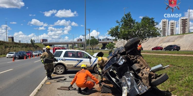 Motorista de viatura oficial fica ferido após batida na EPTG