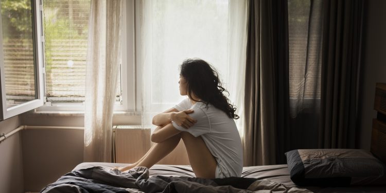 Solidão é fator de risco tão grave quanto fumar, explicam psiquiatras