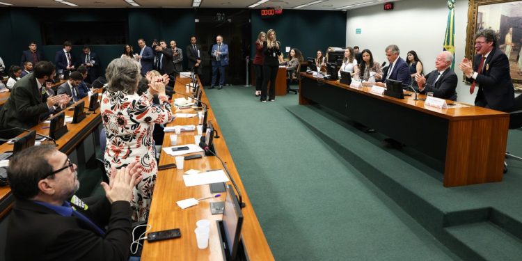 Fim da Escala 6×1: oposição busca “compensações” diante de sintonia entre Motta e governo