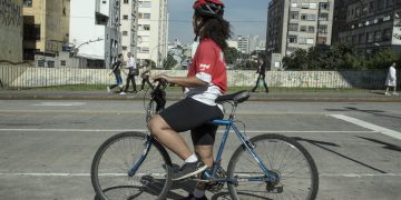 Trabalhadoras por aplicativo reivindicam regulamentação inclusiva e negociam com governo