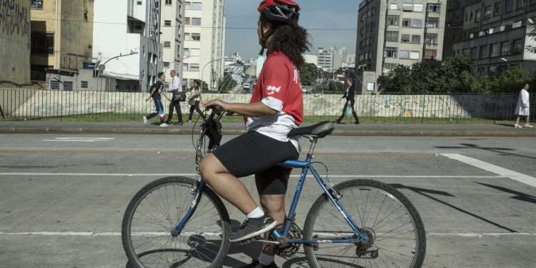 Trabalhadoras por aplicativo reivindicam regulamentação inclusiva e negociam com governo