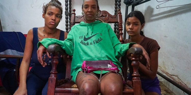 ‘Não há dignidade de nada’: Em Cuba, bloqueio dos EUA e apagões pioram vida de mulheres