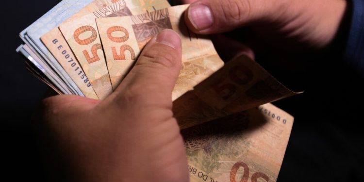 Mundo atinge recorde de bilionários: “Bolha vai afetar mais vulneráveis”, diz especialista