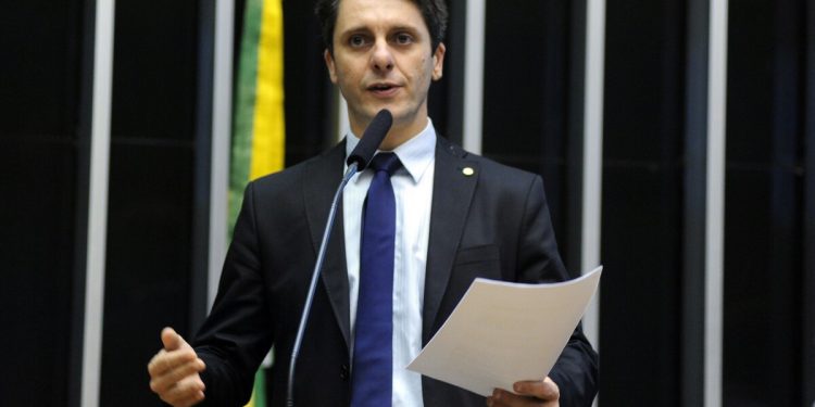 Vice-líder do Centrão usou fundo partidário em perfis fakes para atacar governo