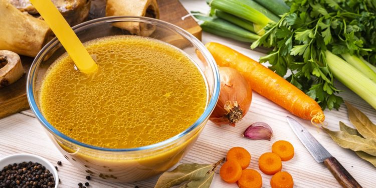 Caldo de ossos merece a fama? Veja os benefícios reais e o que é mito