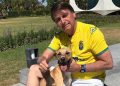 PMs são mordidos por cão caramelo de Bolsonaro durante guarda de prisão domiciliar