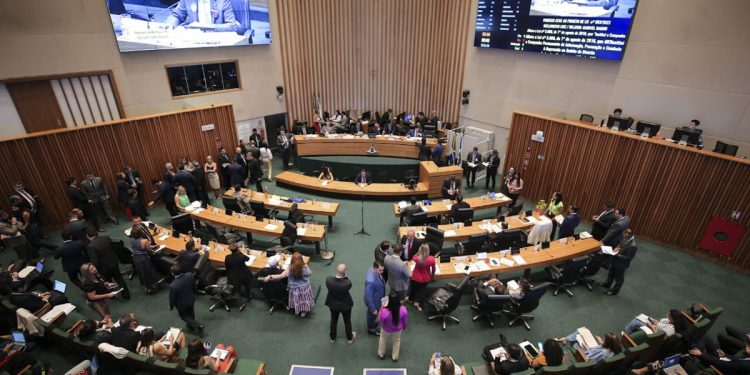 CLDF avalia se ideia do GDF para captar dinheiro precisa de deputados