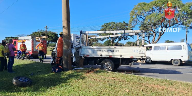 Motorista fica preso às ferragens após bater em poste na DF-010. Veja vídeo