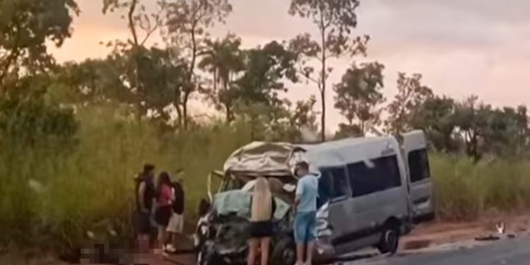 Mortes na BR-020: van com 13 pessoas fazia transporte clandestino. Vídeo