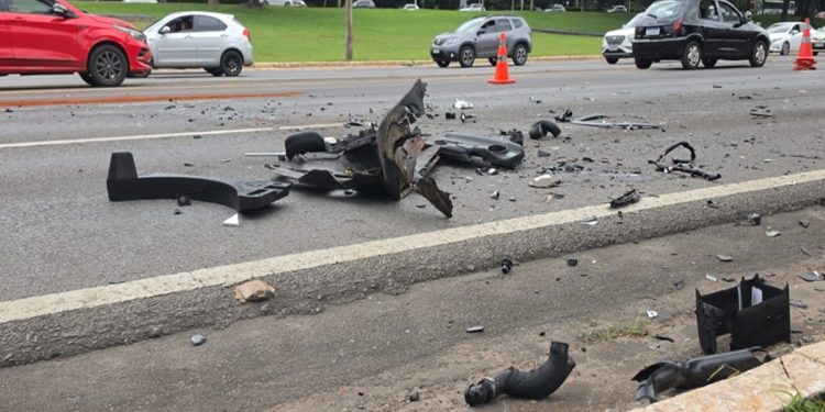 Acidente no Eixão: uma vítima foi encaminhada em estado grave. Veja vídeo