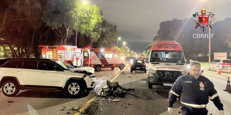 Colisão frontal envolvendo carros e moto impacta trânsito no Eixão
