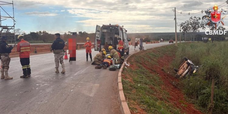 Carro com 3 ocupantes capota, atinge e mata homem na BR-020