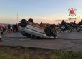 Carro capota após acidente na BR-070 e rodovia é interditada