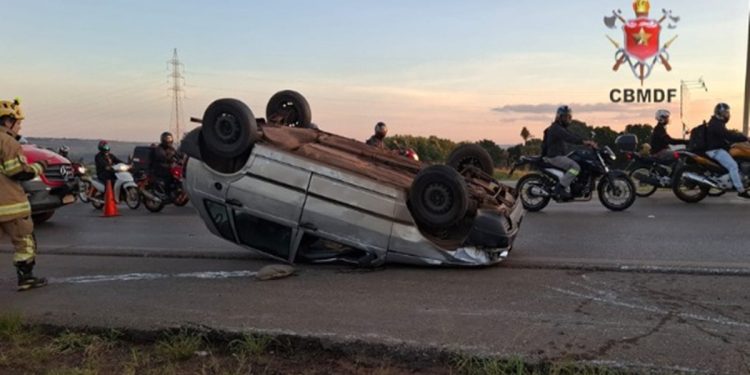 Carro capota após acidente na BR-070 e rodovia é interditada