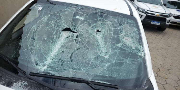 Moradores de vila onde trator derrubou casa quebram carro de administração regional