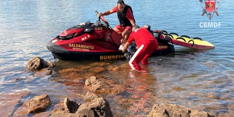 Mulher se afoga no Lago Paranoá e é resgatada pelo Corpo de Bombeiros. Veja vídeo