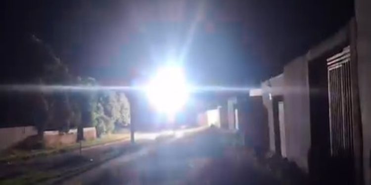 Explosão em poste causa apagão no DF e deixa moradores no escuro. Veja vídeo
