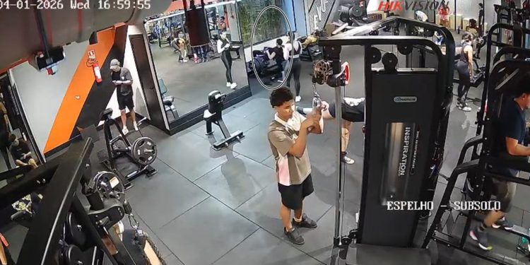 Jovem tem joelhos esmagados por 180 kg em academia: “Cinto soltou”. Veja vídeo