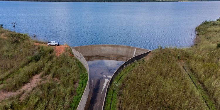 Barragem de Santa Maria transborda pela 1ª vez desde 2022. Veja vídeo