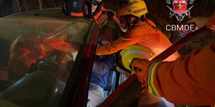 Bombeiros resgatam motorista preso em carro após acidente no DF
