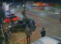 Descontrolado, motorista atropela grupo em calçada e destrói motos. Veja vídeo