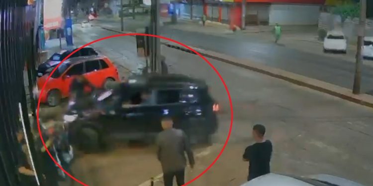 Descontrolado, motorista atropela grupo em calçada e destrói motos. Veja vídeo