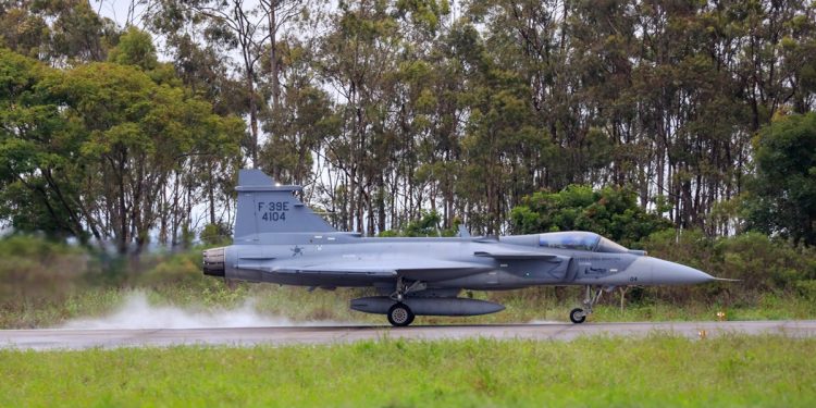 Caça da defesa aérea de Brasília fará 1° treino com as Forças Armadas. Vídeo
