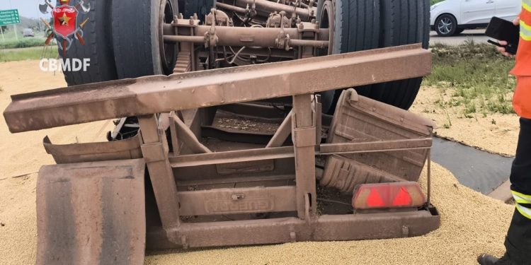 Carreta tomba na DF-130, espalha carga e deixa motorista ferido
