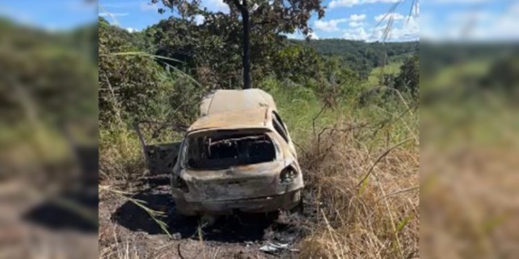 Dupla de latrocínio fugiu com carro de italiano e ateou fogo depois. Veja vídeo