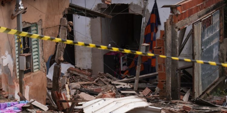 Pai de criança soterrada: “É triste chegar e ver minha filha assim”