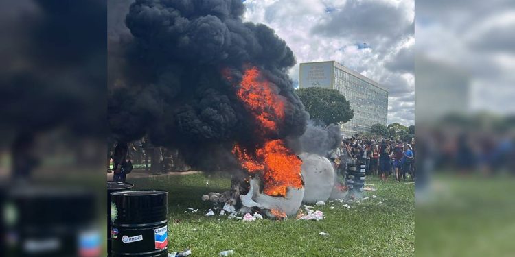 Indígenas incendeiam caveiras diante do Congresso Nacional em ato. Veja vídeo