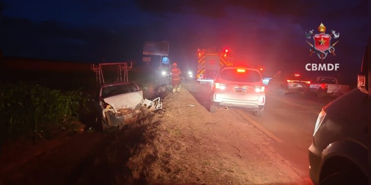 Colisão entre dois carros deixa seis vítimas em estado grave em GO