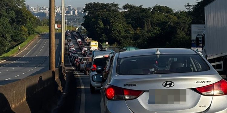 Acidente com moto e corrida de rua afetam trânsito na Ponte JK