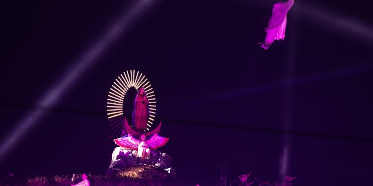 Ressurreição de Cristo emociona fiéis e é ápice da Via-Sacra no Morro da Capelinha. Veja vídeo