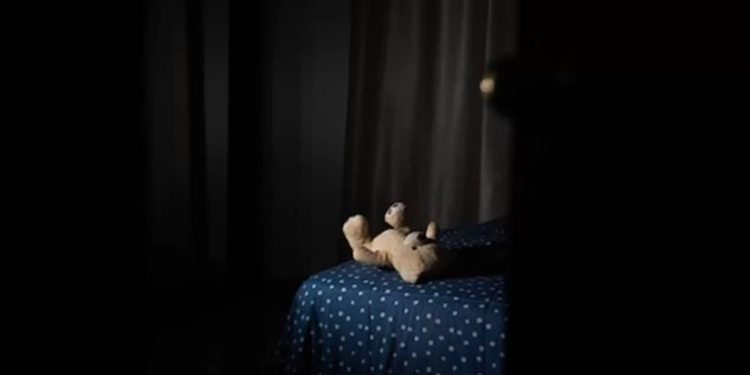 Mãe espanca a própria filha, grava as cenas e manda para o companheiro