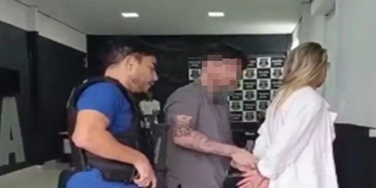 Após ser barrado em caso de advogada presa por difamação, delegado nega afastamento. Veja vídeo