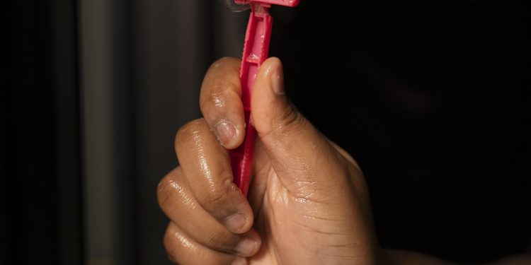 Médicos alertam: raspar partes íntimas com lâmina pode ser arriscado