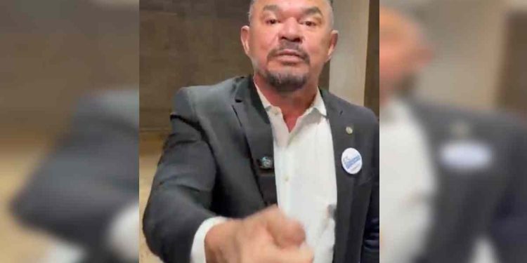“Rachadinha”: deputado chama delegado de “covarde”, se retrata e categoria reage. Veja vídeo