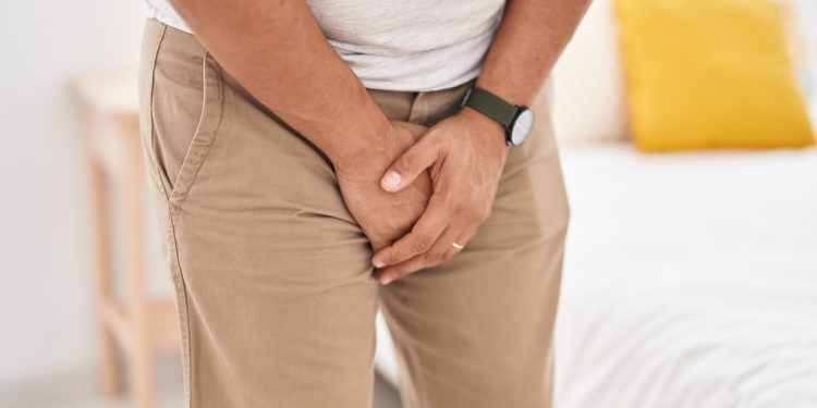 Homens que não se secam após urinar correm mais risco de ter doenças. Veja vídeo