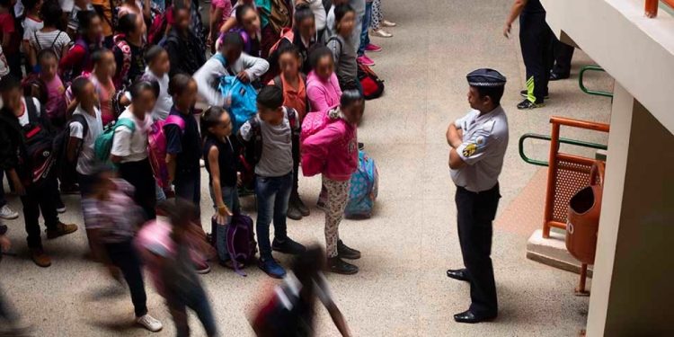 Aluna de escola militarizada se arma com faca após bullying no TikTok