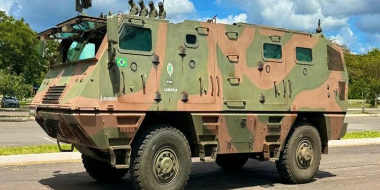 Tanque de guerra e metralhadora são posicionados no Parque da Cidade